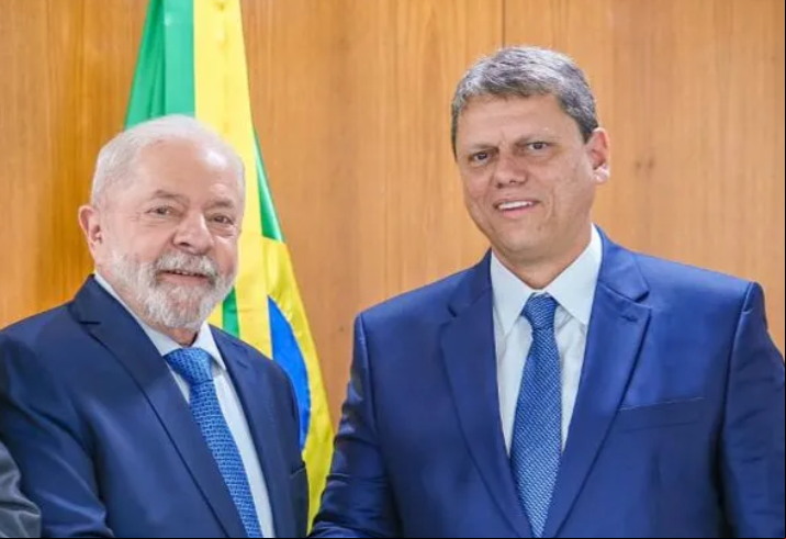 Lula e Tarcísio de Freitas O presidente da República, Luiz Inácio Lula da Silva (PT), e o governador de São Paulo, Tarcísio de Freitas, durante reunião no Planalto