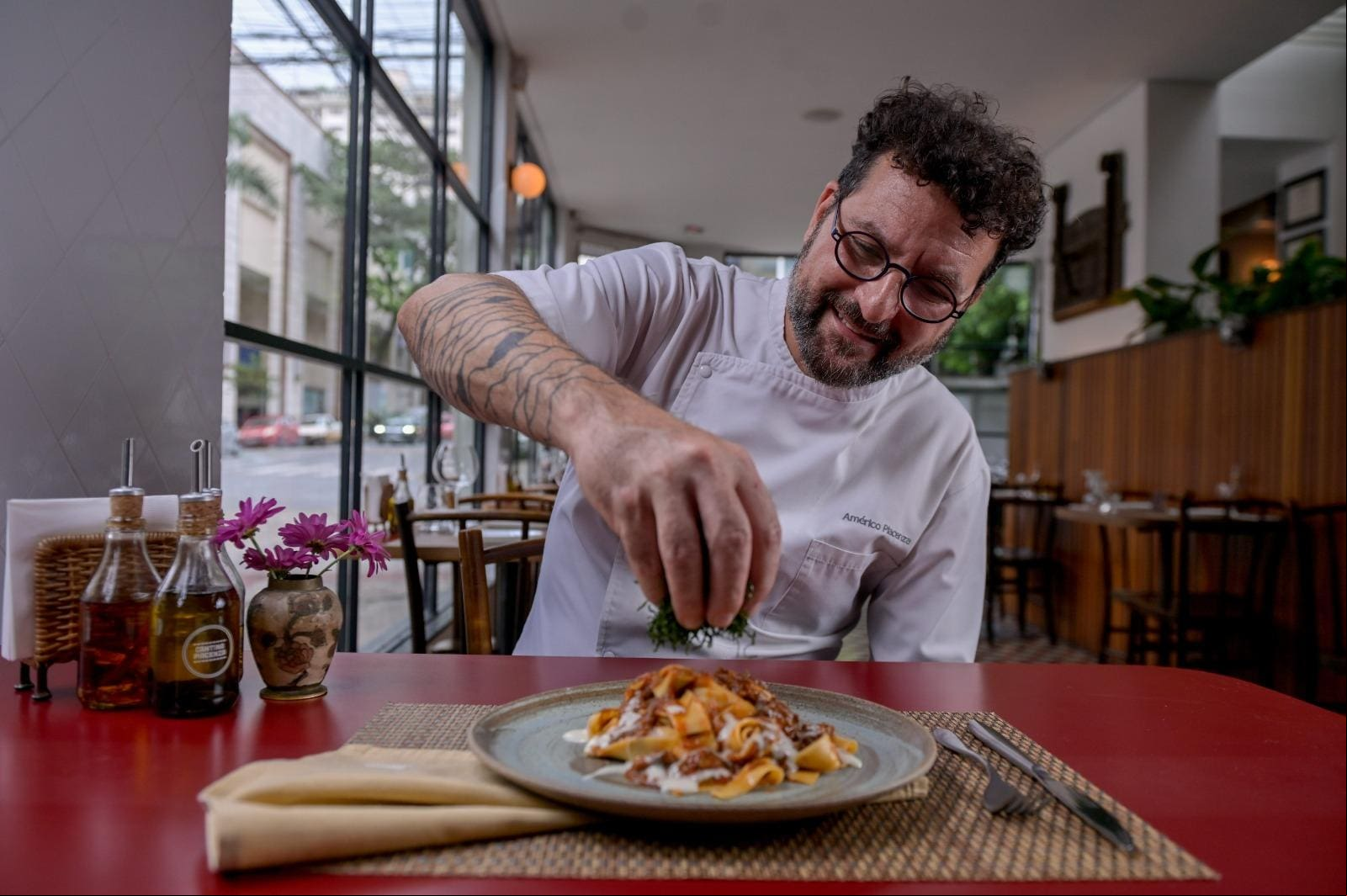 Chef Americo Piacenza, da Cantina Piacenza, (Foto: Fred Magno) Chef Americo Piacenza, da Cantina Piacenza, prepara pappardelle com carne de sol, requeijão e crocante de couve (Foto: Fred Magno)
