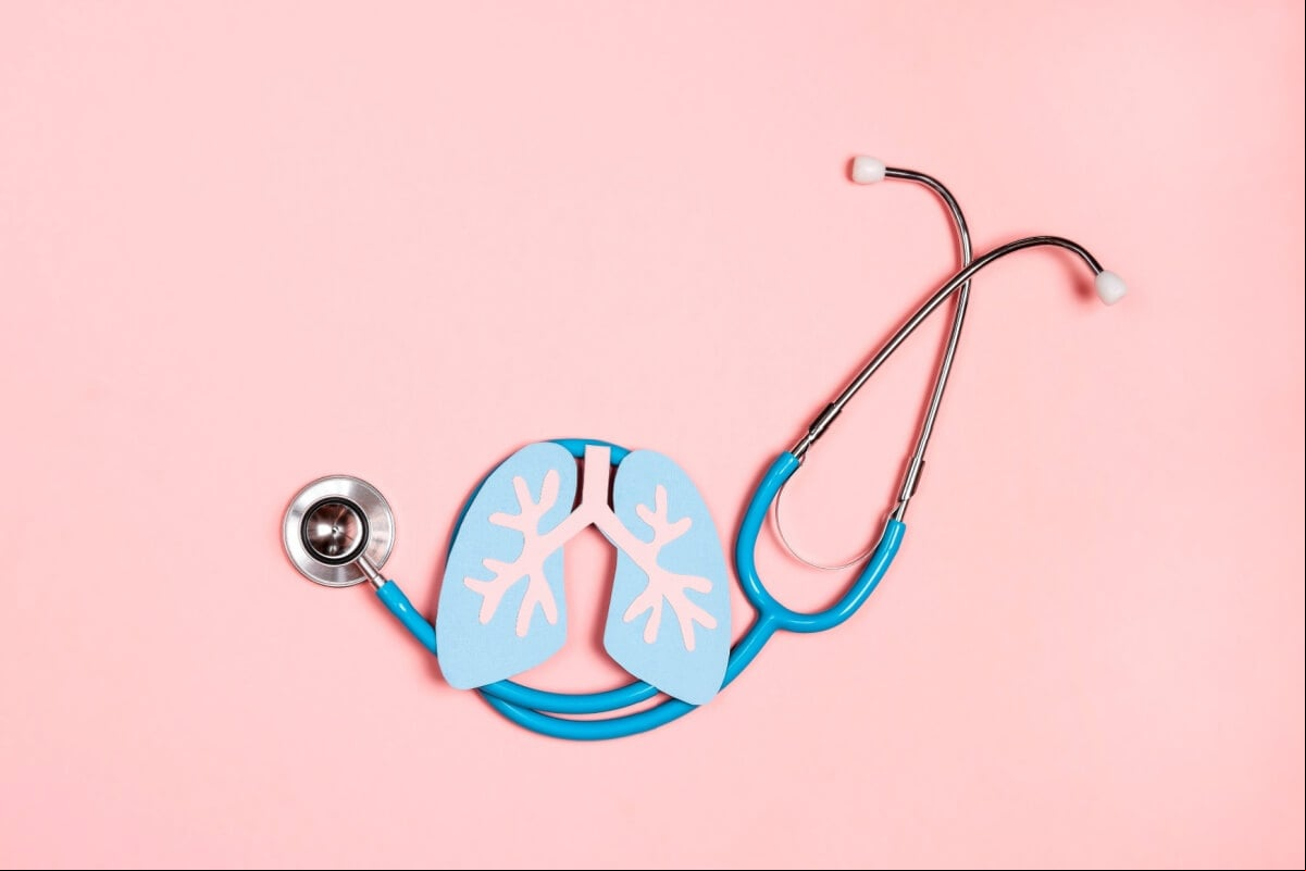  A espirometria é um teste de função pulmonar que mede a quantidade (volume) e/ou a velocidade (fluxo) de ar que pode ser inalada ou expirada