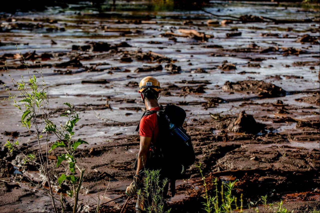 Bombeiros fazem buscas por sobreviventes após rompimento de barragem em Brumadinho