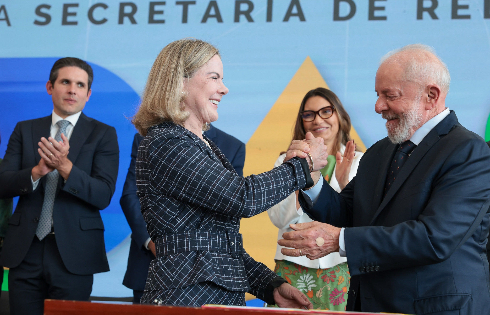 Gleisi Hoffmann e o presidente Lula na posse da ministra na Secretaria de Relações Institucionais