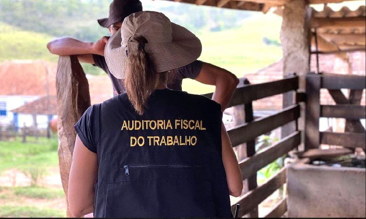 Auditores fiscais do trabalho em ação Inclusão de empregadores flagrados em situação ilegal é feita desde 2003, e vem sendo atualizada todo semestre. Os nomes permanecem na cadastro do governo federal por dois anos