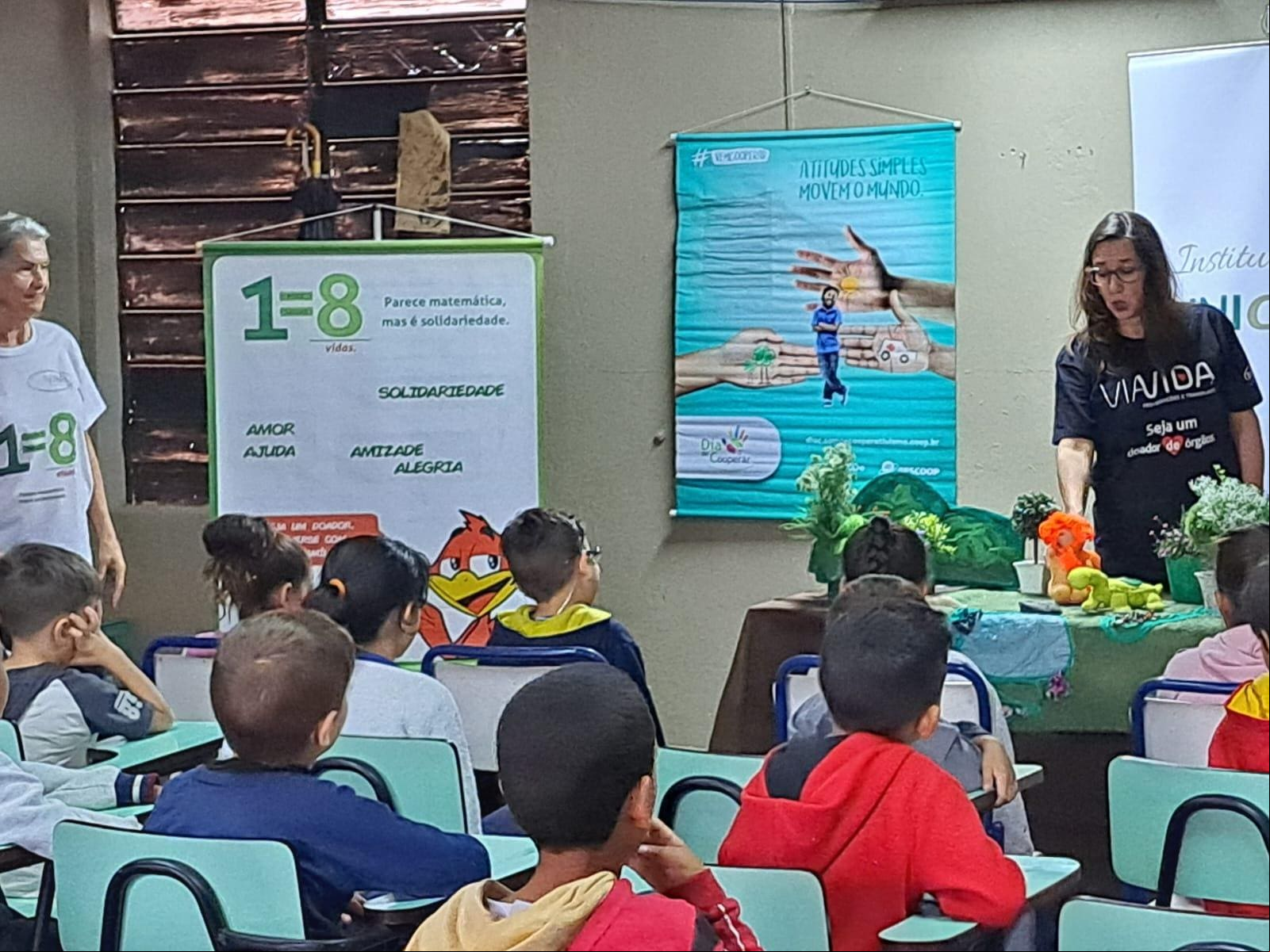 Alunos acompanham uma contação de história sobre doação e solidariedade, promovida pelo Instituto ViaVida em uma escola do RS