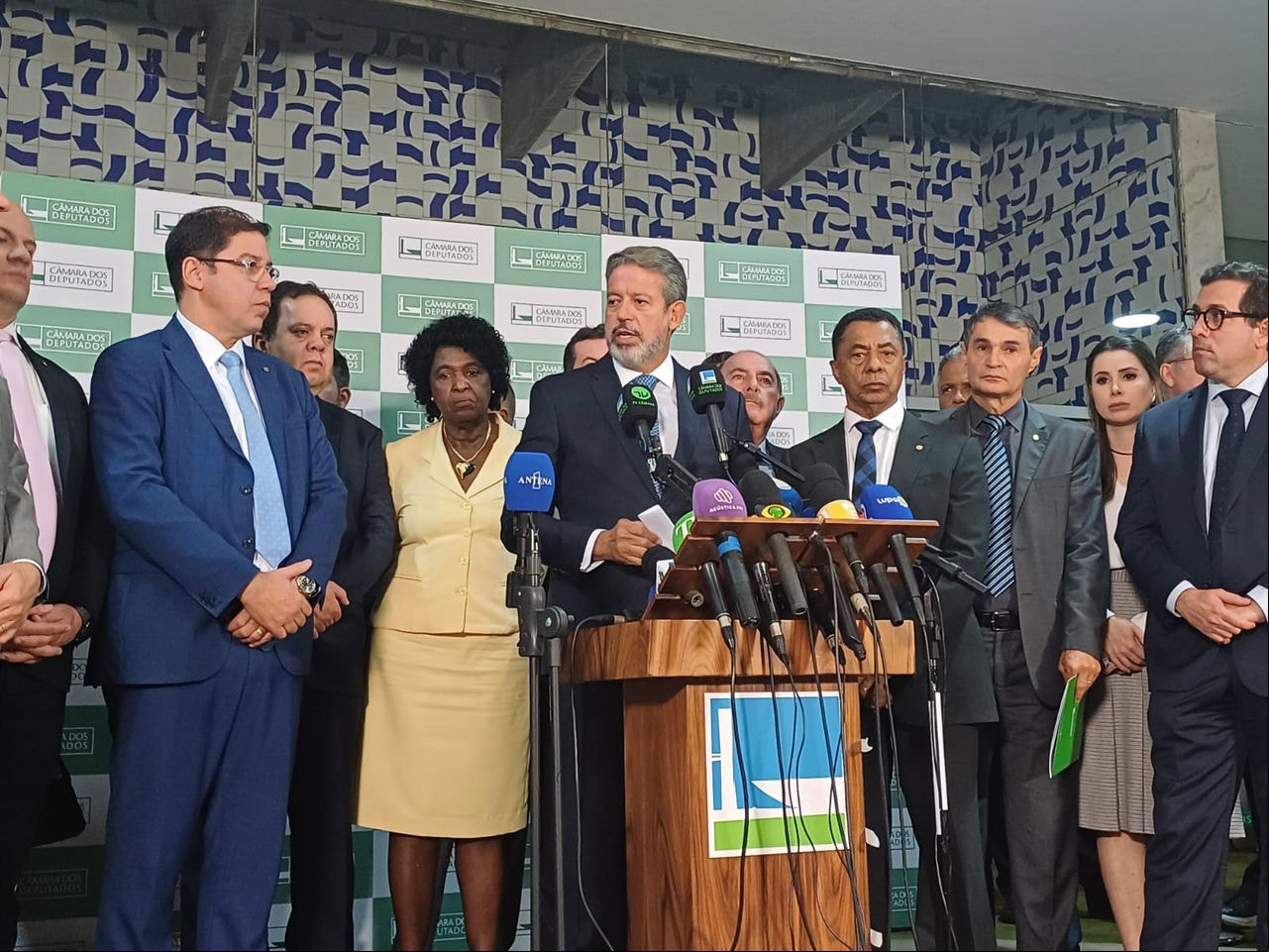 Ao lado de outros deputados, o presidente da Câmara, Arthur Lira, anuncia que o PL do Aborto fica para o segundo semestre