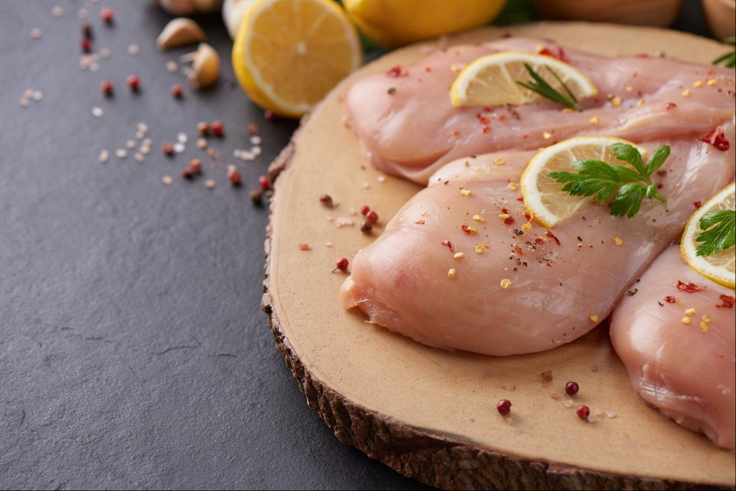 Preço do peito de frango caiu 19,37% de janeiro até agora O ministro Carlos Fávaro (Agricultura e Pecuária) decretou emergência zoossanitária por 60 dias no município de Montenegro