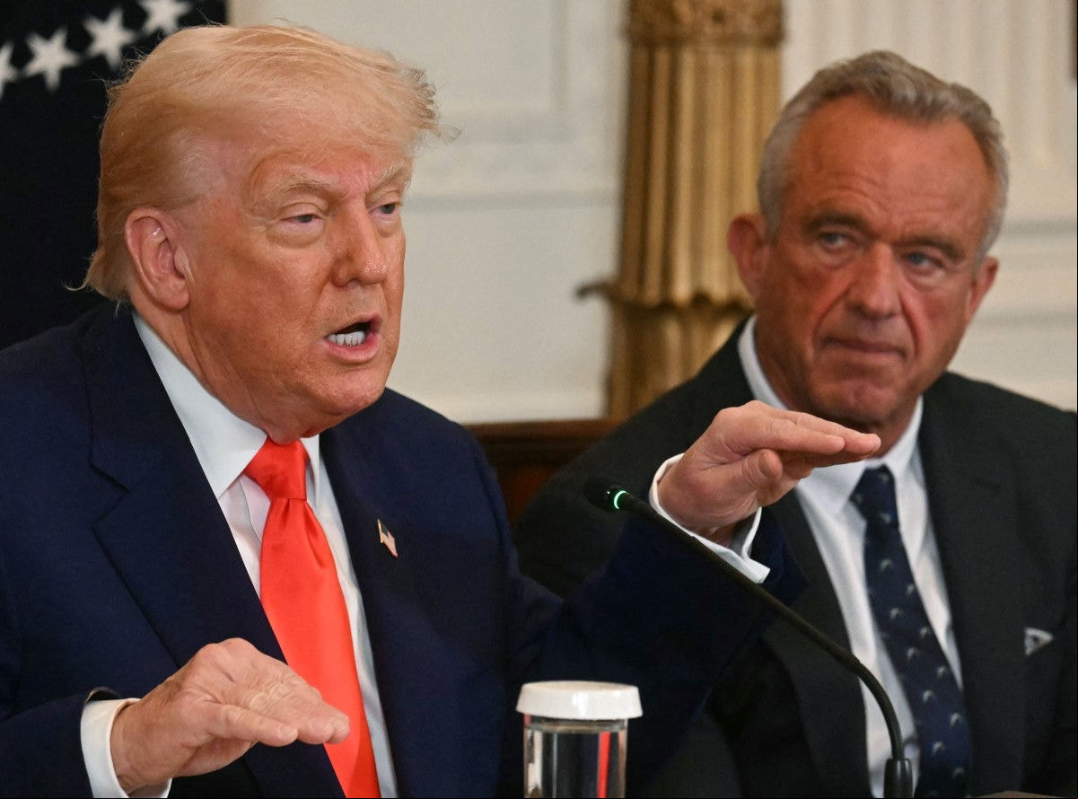 O presidente dos EUA, Donald Trump, discursa enquanto o secretário de Saúde e Serviços Humanos dos EUA, Robert F. Kennedy Jr., observa