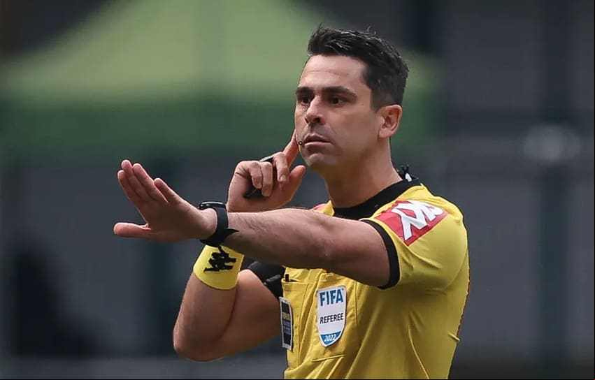 Flávio Rodrigues de Souza apita o clássico