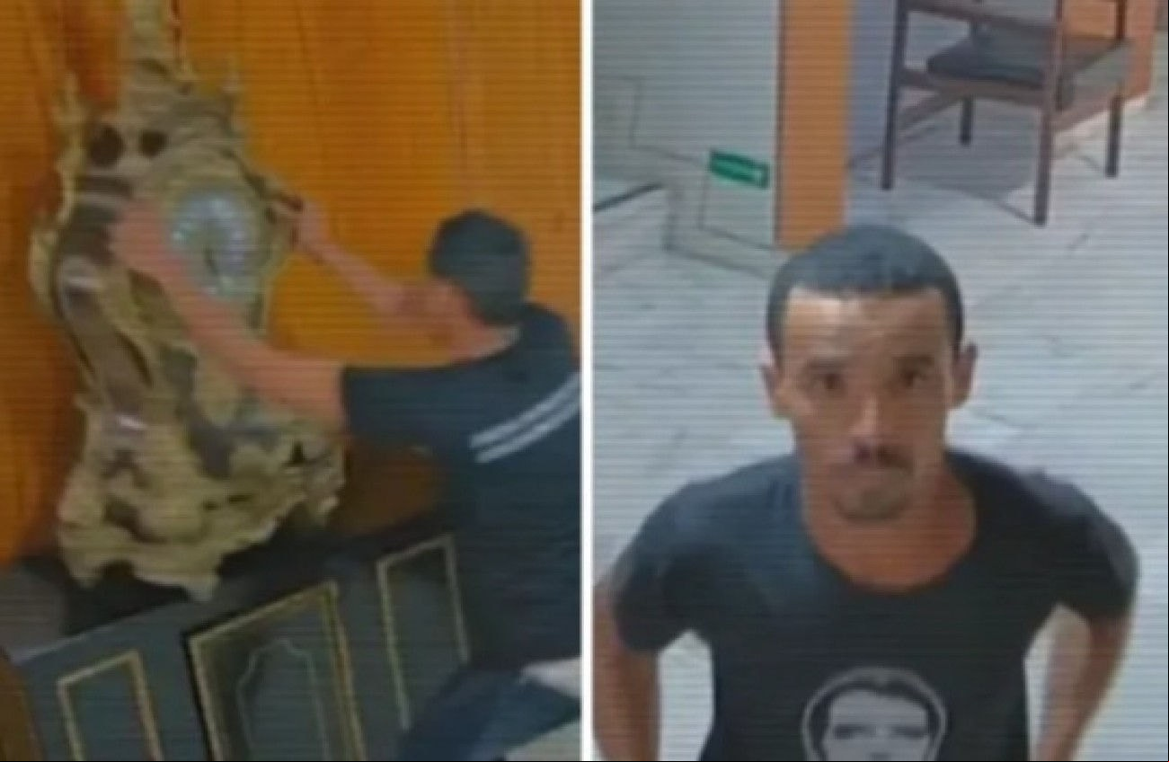 Vestido com uma camiseta preta e estampa com o rosto do ex-presidente Jair Bolsonaro (PL) pintada em branca, Antonio Claudio Alves Ferreira foi flagrado jogando no chão o relógio histórico