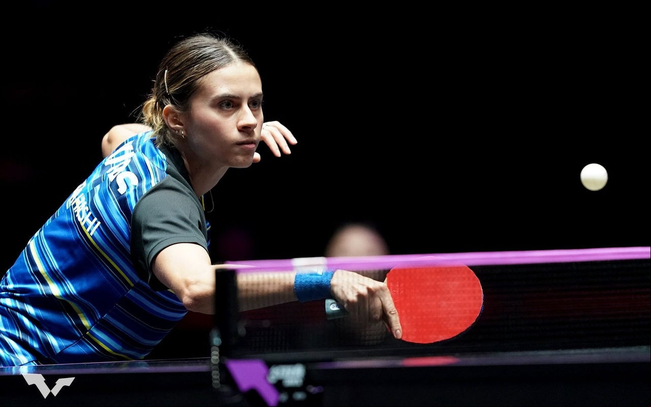 A brasileira começou bem, salvando set point e virando o primeiro set por 12 a 10 (Foto: WTT)