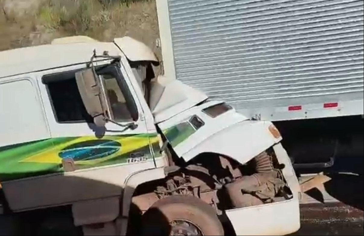 Engavetamento envolveu duas carretas e dois carros na BR-381, em Caeté 
