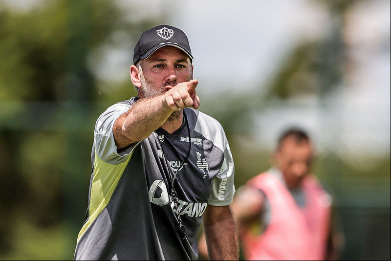 Gabriel Milito, técnico do Atlético, terá reforço para definir o Galo contra o Fortaleza, pelo Brasileiro 