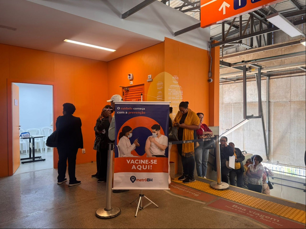 Vacinação é realizada em estações movimentadas para facilitar o o da população