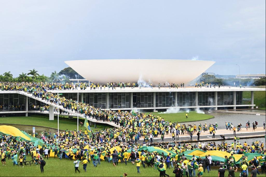 Apoiadores de Bolsonaro furam o bloqueio e invadem o Congresso, em Brasília