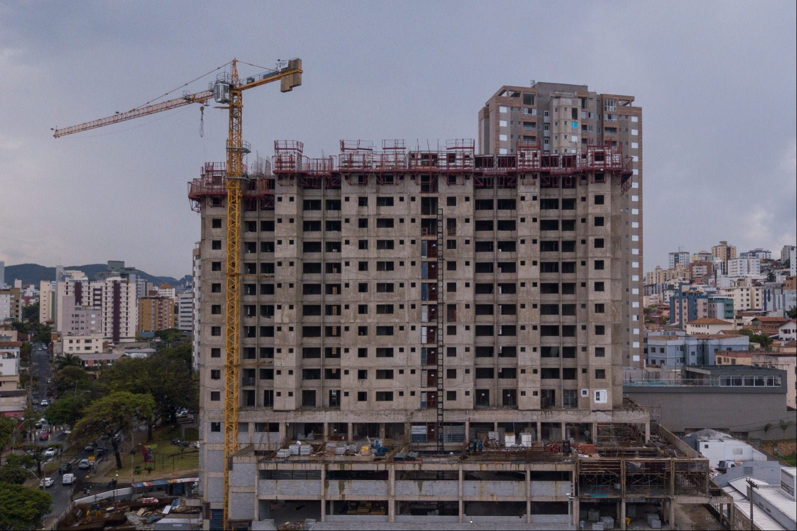 Prédio residencial em construção na avenida Silva Lobo, bairro Nova Suíça