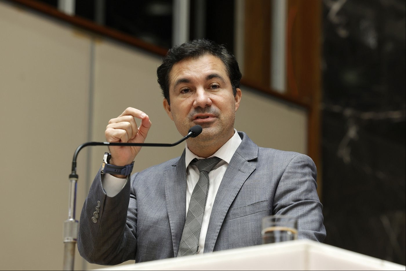 O deputado estadual Cristiano Silveira (PT) ainda chamou Romeu Zema (Novo) de "ex-governador comediante"