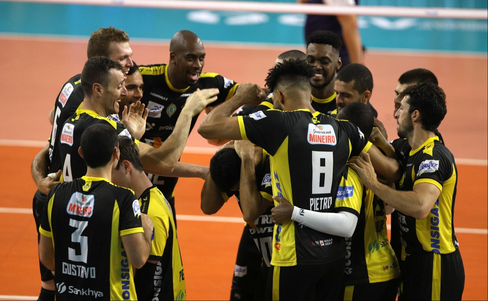 Vôlei masculino do Praia Clube celebra início histórico de projeto, que tem somente quatro anos de exisência