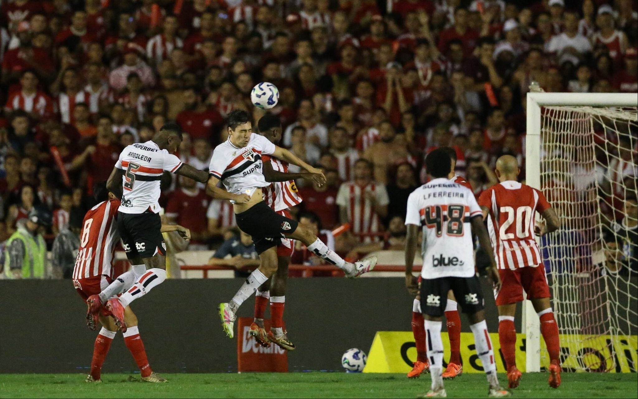 Time se classificou nos Aflitos (Foto: Marlon Costa/AGIF)