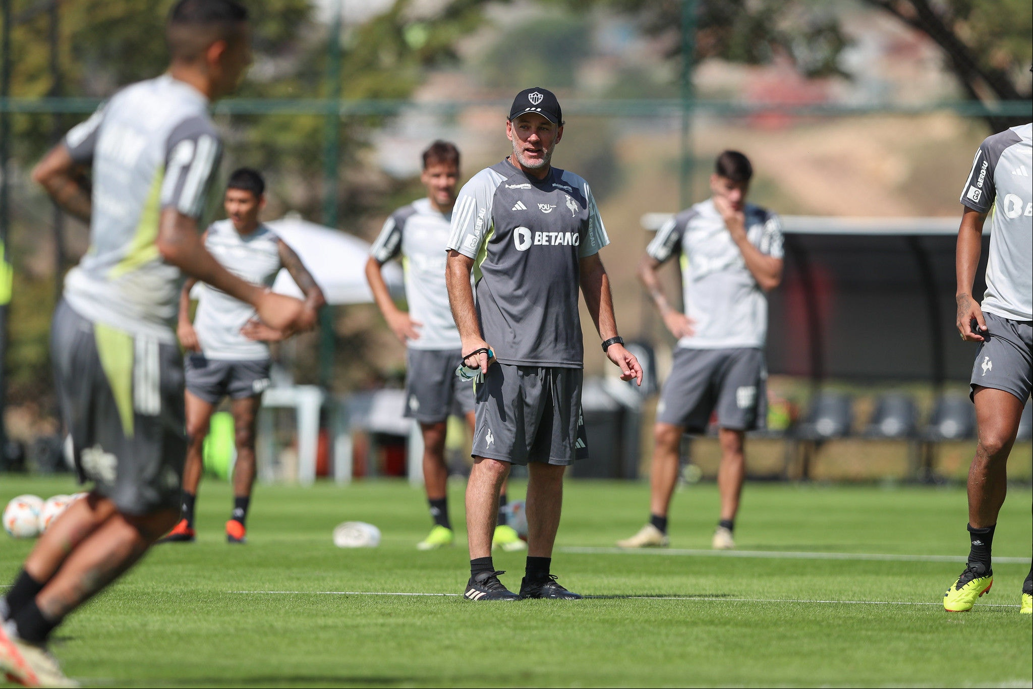 Gabriel Milito observa atividade de jogadores do Atlético na Cidade do Galo