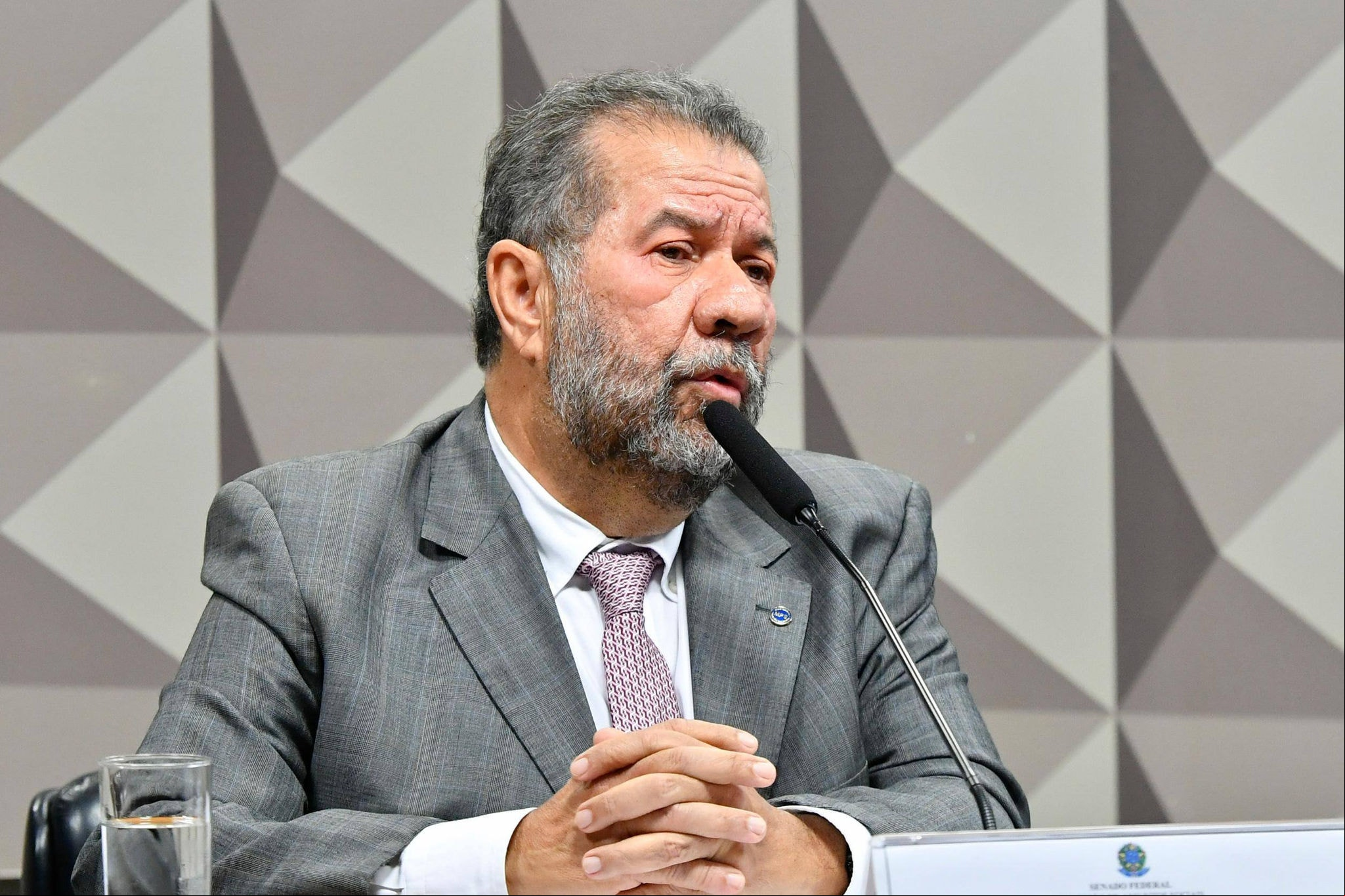 Carlos Lupi Carlos Lupi levou dez meses para agir após ser alertado de frades no INSS