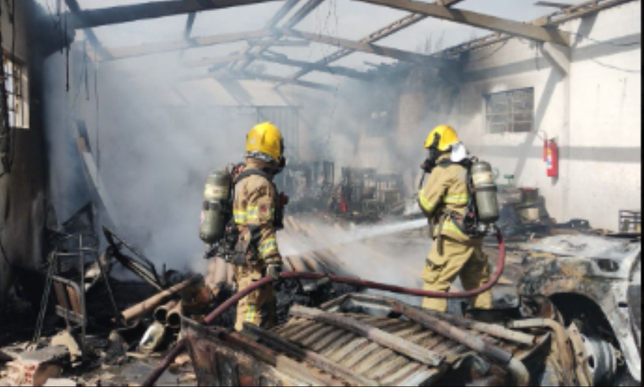 Bombeiros realizaram varredura para debelar incêndio após explosão em Santo Antônio do Monte