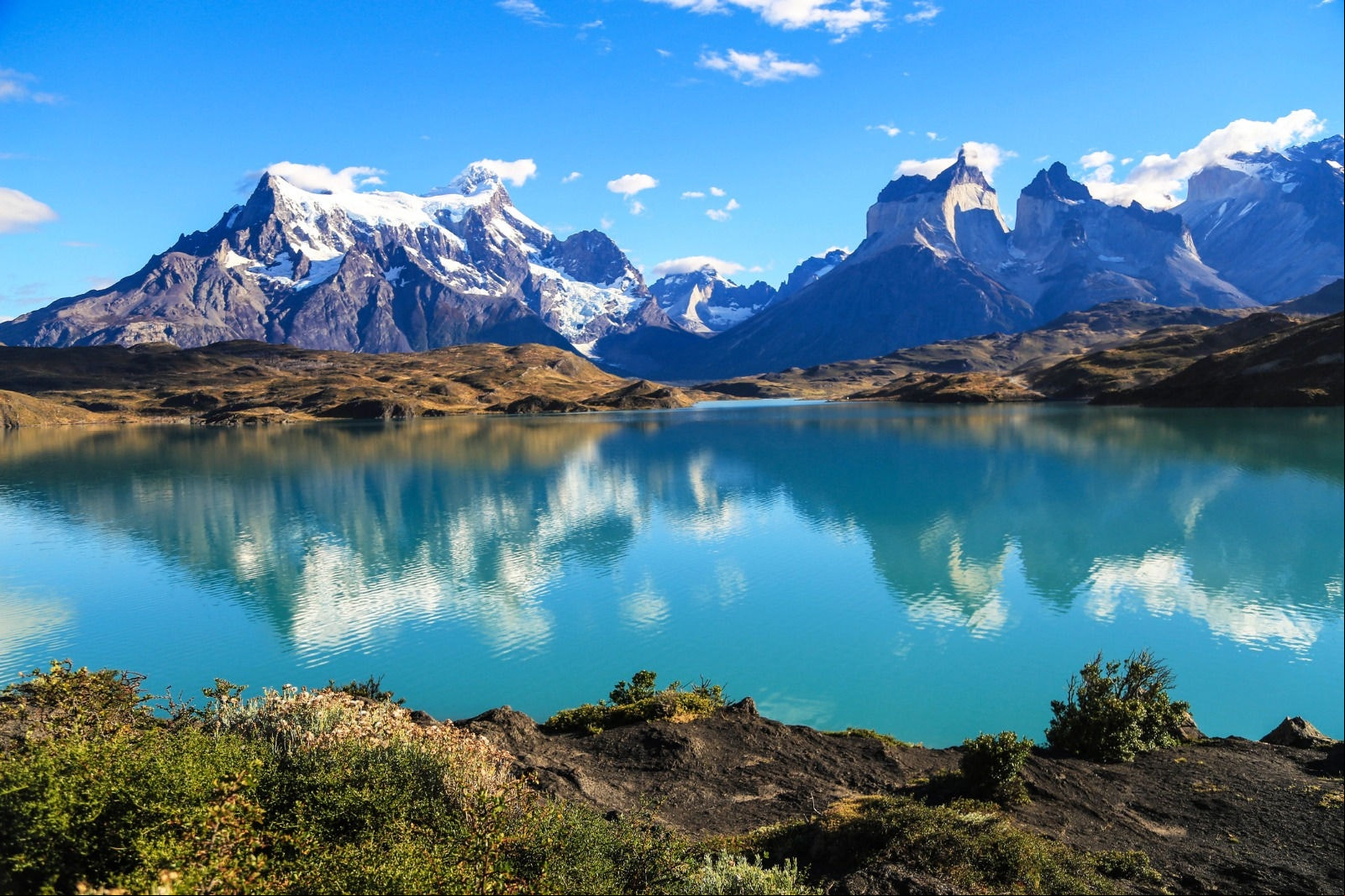 O cristalino lago Pehoe é um dos atrativos do Parque Nacional Torres del Paine, na Patagônia chilena