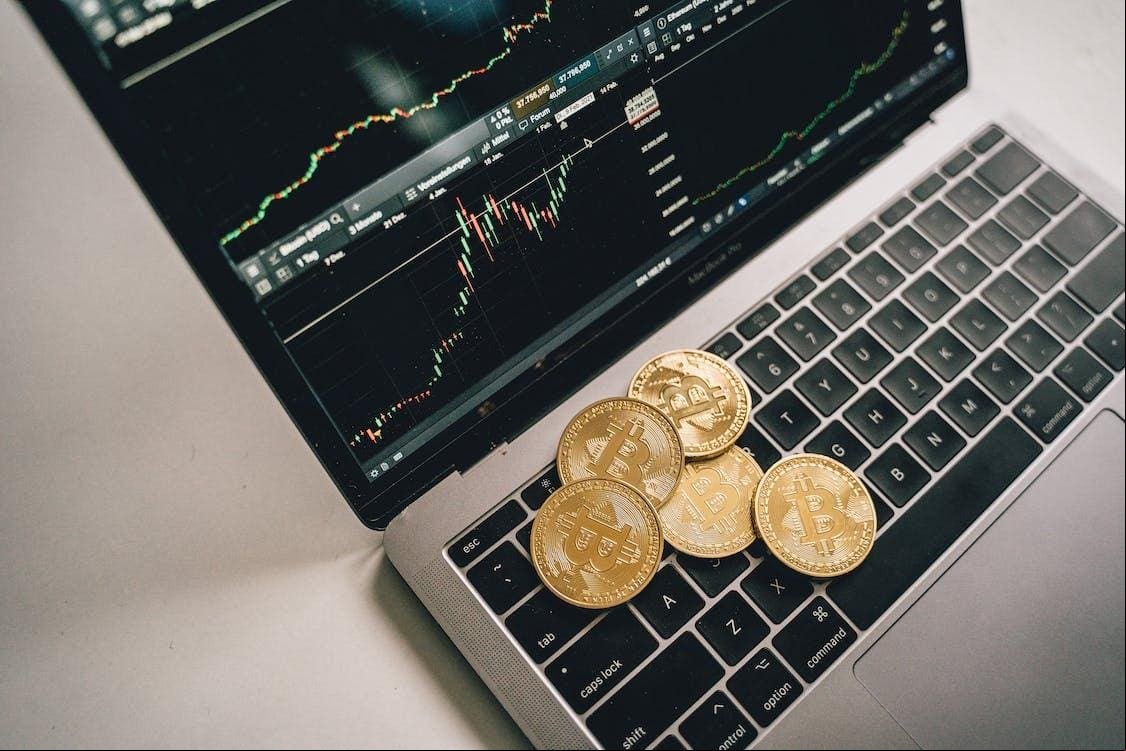 Uso de ferramentas digitais, como criptomoedas e a darknet podem financiar e ampliar operações criminosas
