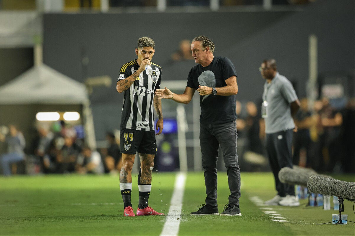Técnico Cuca à beira do campo na Vila Belmiro, no jogo do Atlético contra o Santos