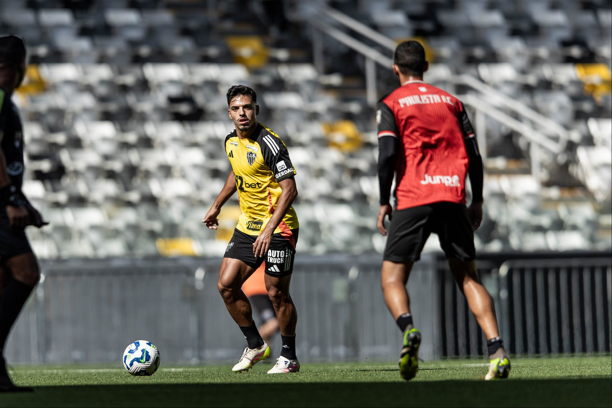 Gabriel Menino foi um dos destaques do jogo-treino do Galo na Arena MRV