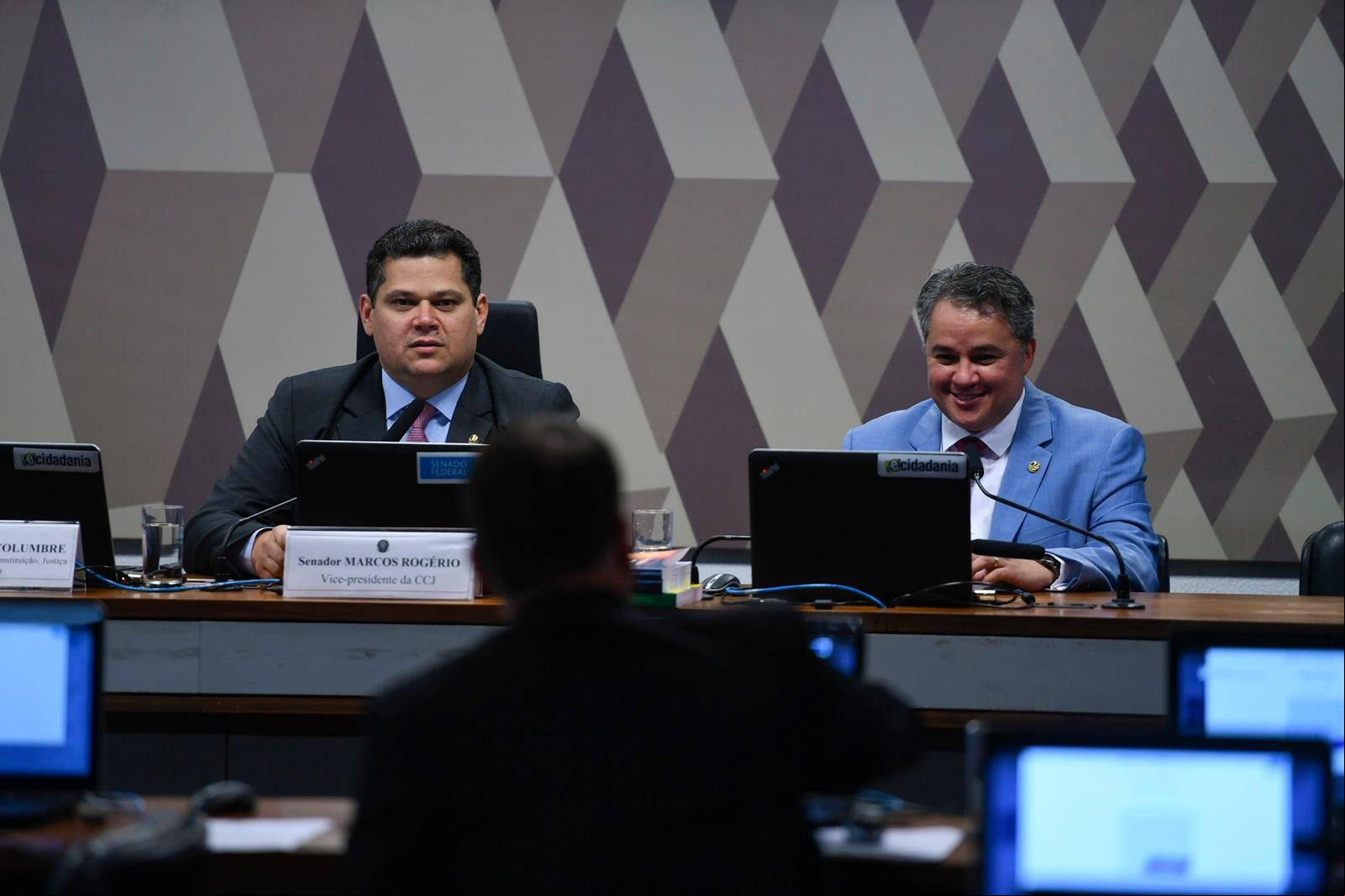 Os senadores Davi Alcolumbre e Efraim Filho na CCJ do Senado