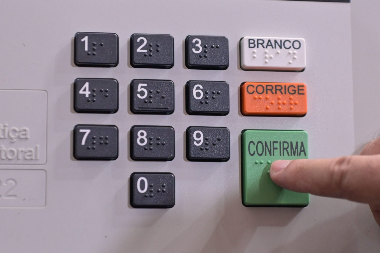 Para fazer a justificativa, o eleitor tem quatro opções: pelo aplicativo e-Título;  autoatendimento no site do TSE;  e presencial nos cartórios eleitorais