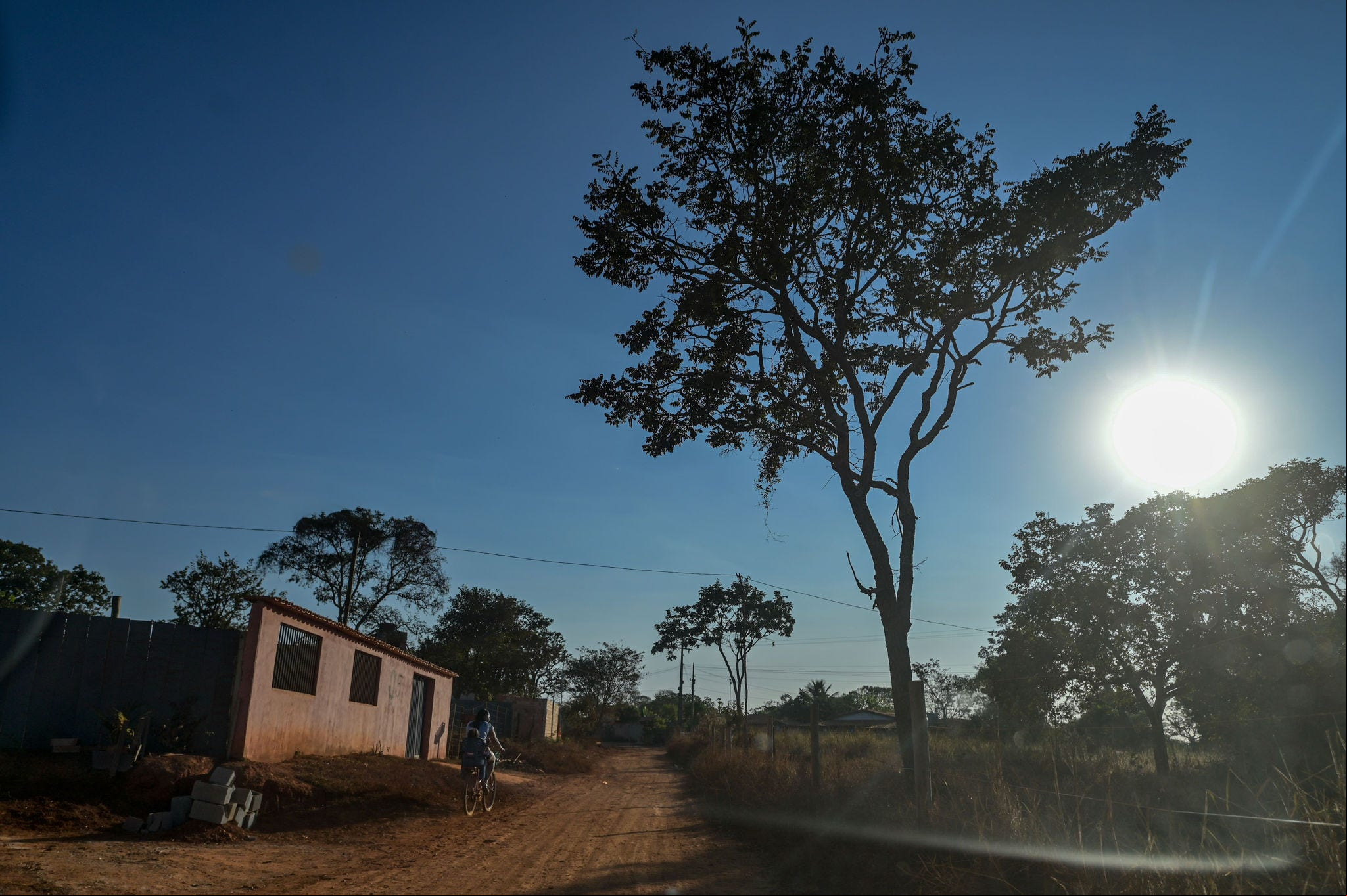Umas das poucas ruas de Angueretá: cerca de 400 pessoas moram no vilarejo