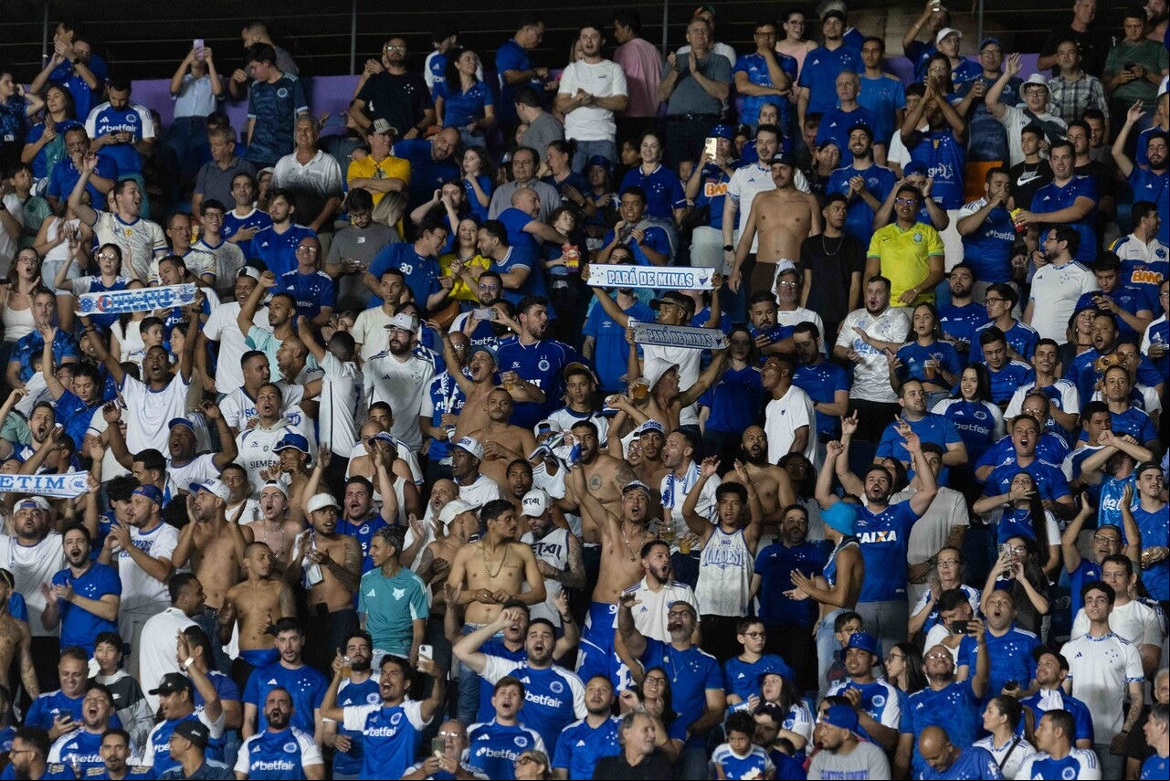 Torcida do Cruzeiro marcou presença em peso no Serra Dourada, contra o Vila Nova-GO