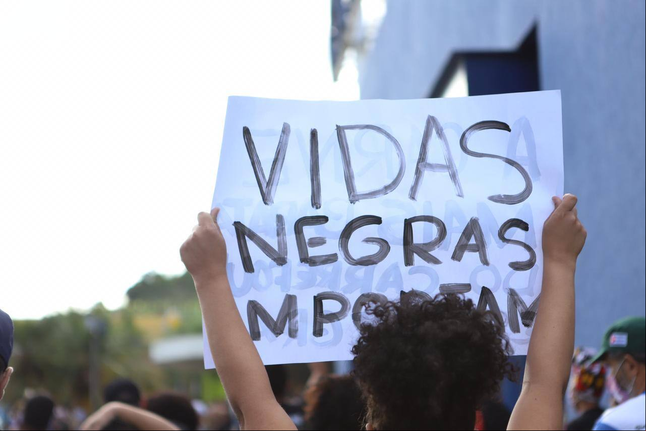 Manifestantes protestam contra assassinato de João Alberto Racismo é assunto só de pretos? Leia na coluna de Tatiana Lagôa