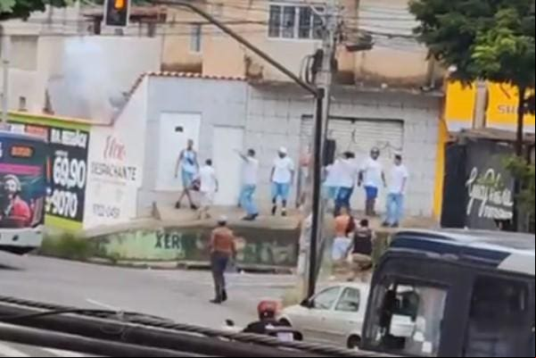briga-torcedores-atlético-cruzeiro-by-reprodução-redes-sociais O confronto entre torcedores do Galo e da Raposa deixou um morto e outros três ferido