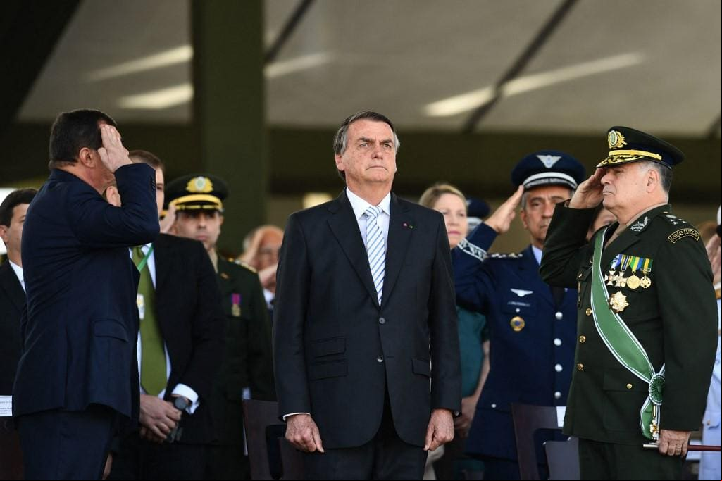 O presidente Jair Bolsonaro, o comandante do Exército, general Marco Antônio Freire Gomes e seu ministro da Defesa, Paulo Sergio Nogueira, durante celebração do Dia do Soldado no quartel-general do Exército, em Brasília O presidente Jair Bolsonaro, o comandante do Exército, general Marco Antônio Freire Gomes e seu ministro da Defesa, Paulo Sergio Nogueira, durante celebração do Dia do Soldado no quartel-general do Exército, em Brasília