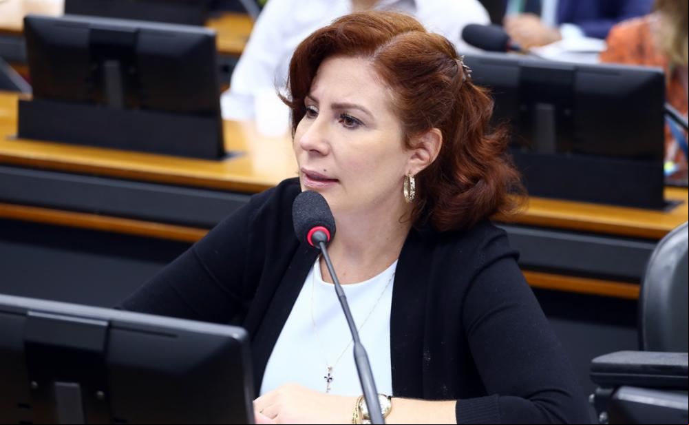 Carla Zambelli deve permanecer na Itália após deixar o Brasil
