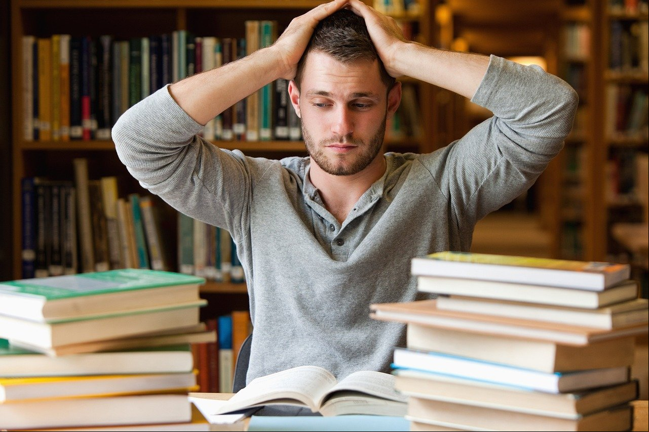 Homem cansado de estudar