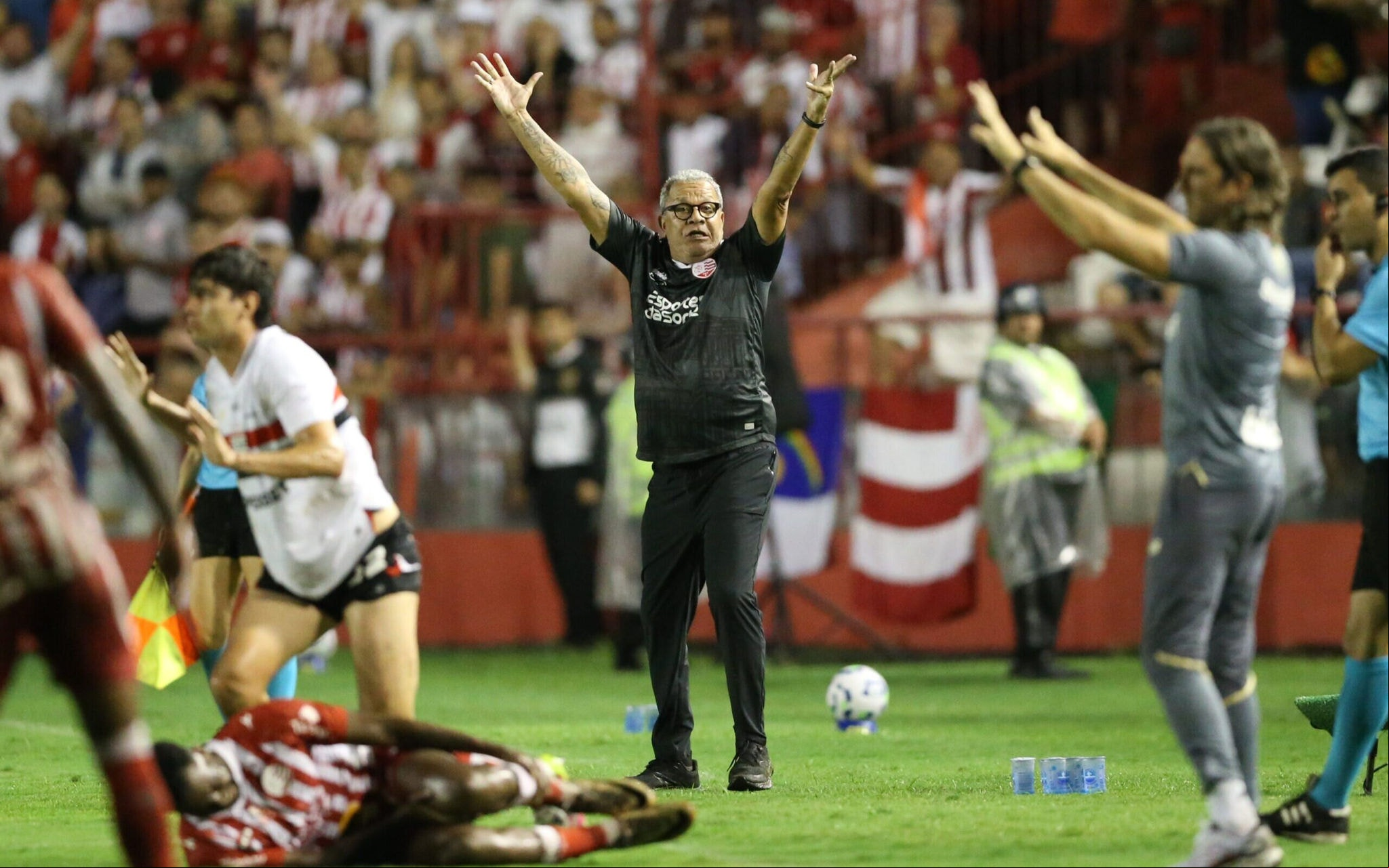 Zubeldía falou sobre a expulsão de Ferraresi (Foto: Marlon Costa/AGIF)