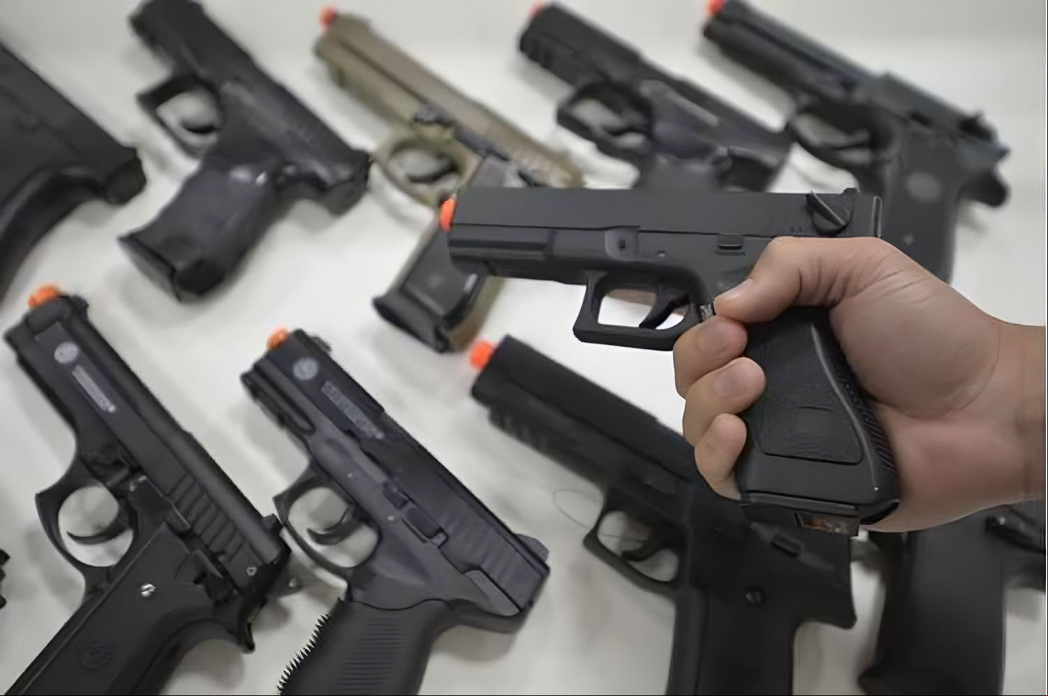 Casal pega mais de 10 anos por roubar motorista de app com arma de brinquedo em BH