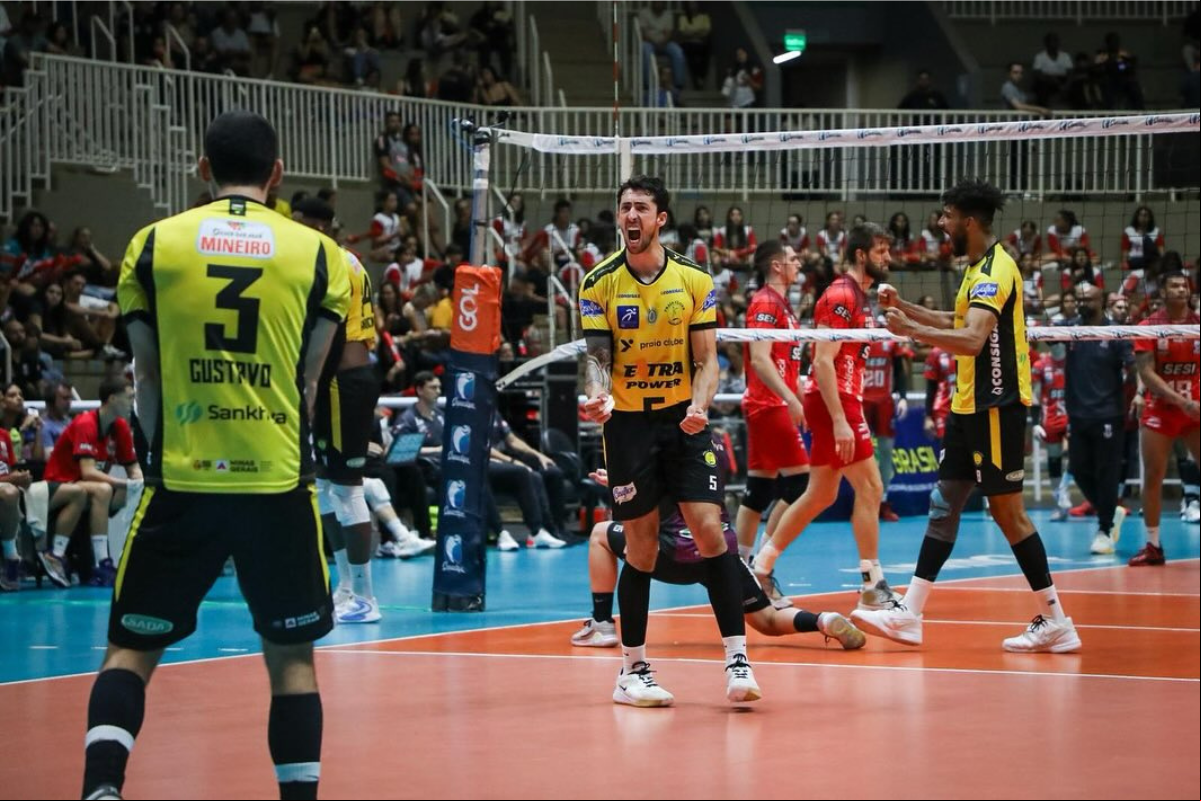 Praia Clube bateu o Sesi Bauru, atual campeão, e avançou à semifinal da Superliga masculina