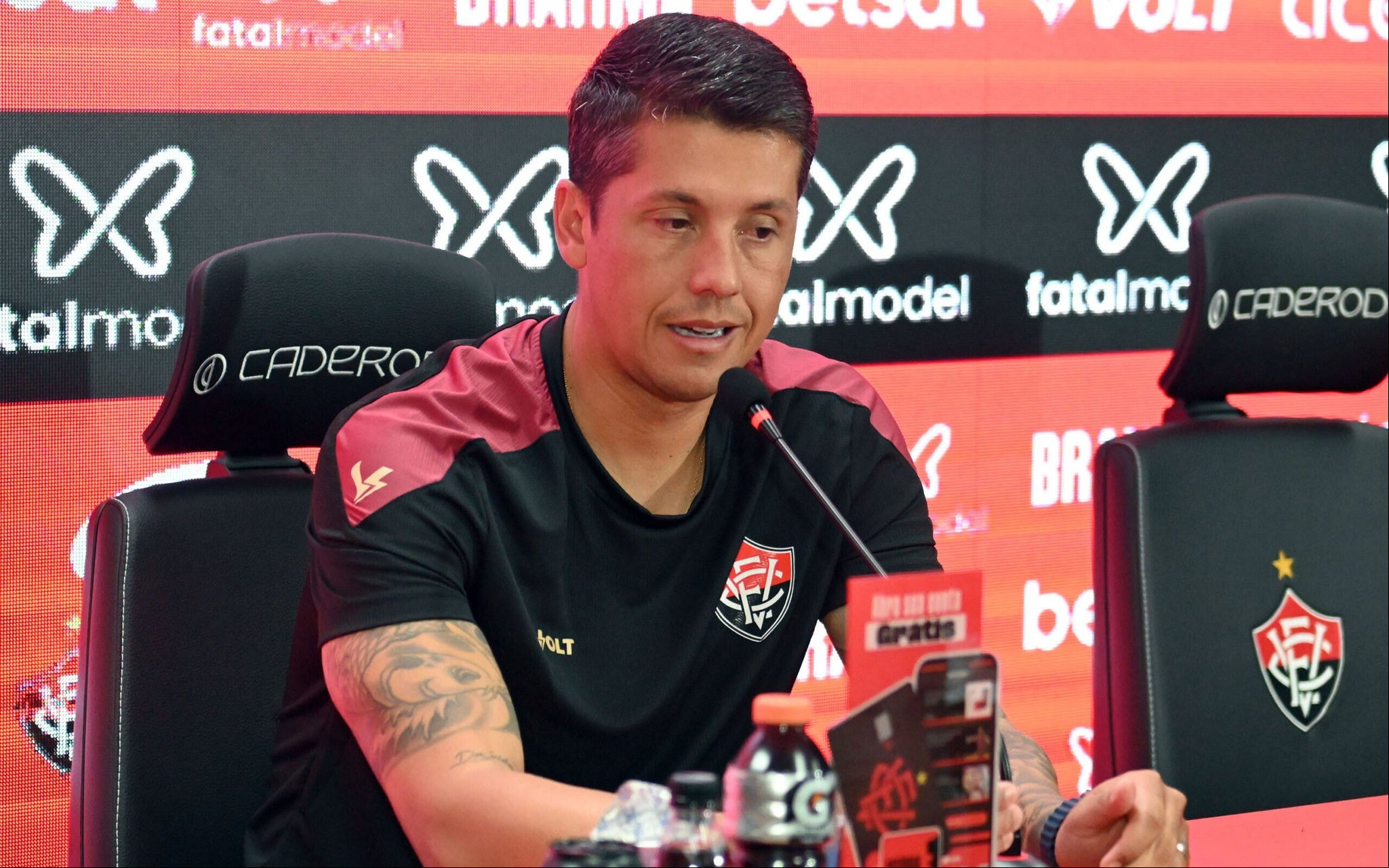 Thiago Carpini em entrevista coletiva (Foto: Walmir Cirne/AGIF)