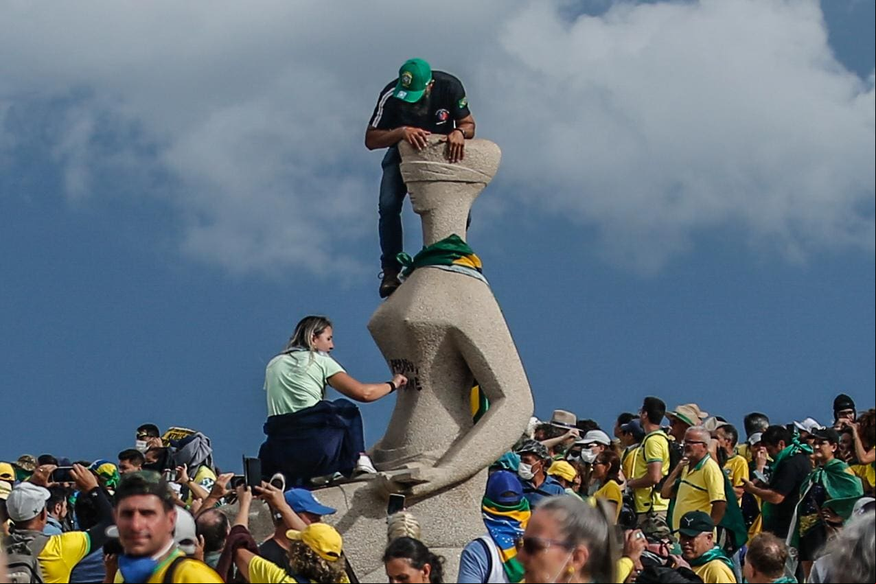 Mulher picha "perdeu, mané" em estátua da Justiça durante ataques ao STF em 8 de janeiro Mulher picha "perdeu, mané" em estátua da Justiça durante ataques ao STF em 8 de janeiro
