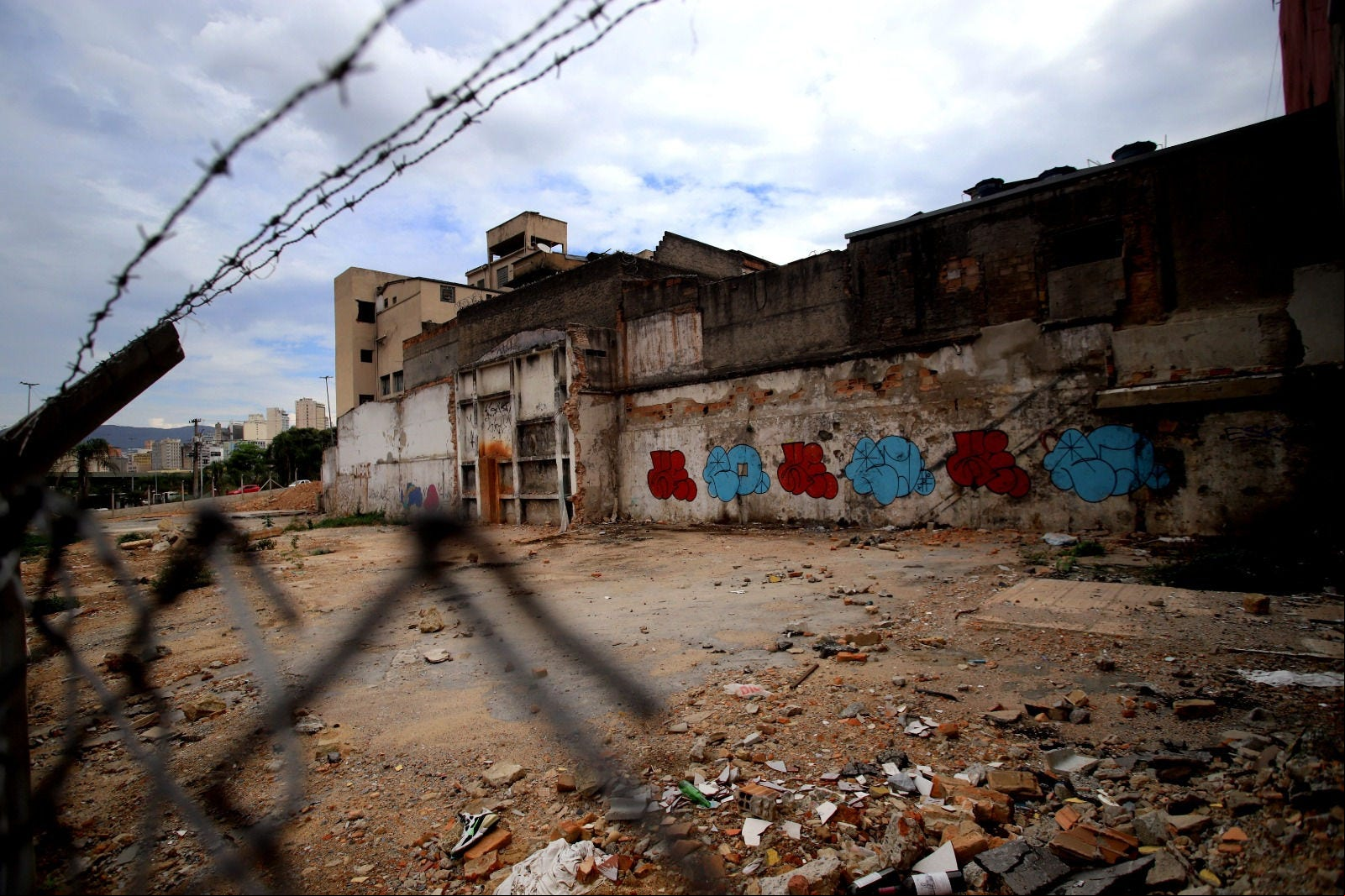 Prefeitura desocupa terreno na Avenida Antônio Carlos no bairro Lagoinha, e planeja construir prédios populares no local