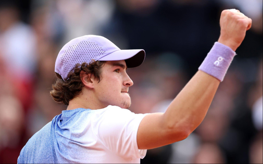 João Fonseca em sua vitória na estreia em Roland Garros (Getty Images)