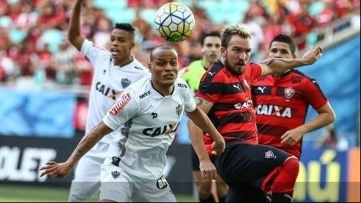 Patric disputa a bola com Willian Farias, do Vitória, durante partida entre as equipes no Brasileirão 2016