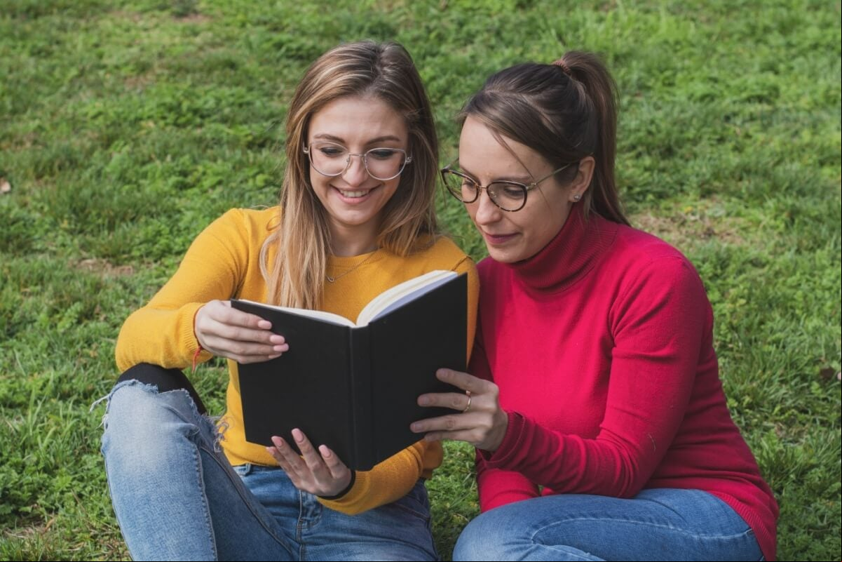 Os livros que contam histórias sobre experiências queer são uma celebração a comunidade