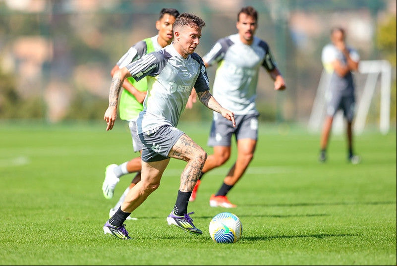 O meia Bernard durante treino do Atlético na Cidade do Galo
