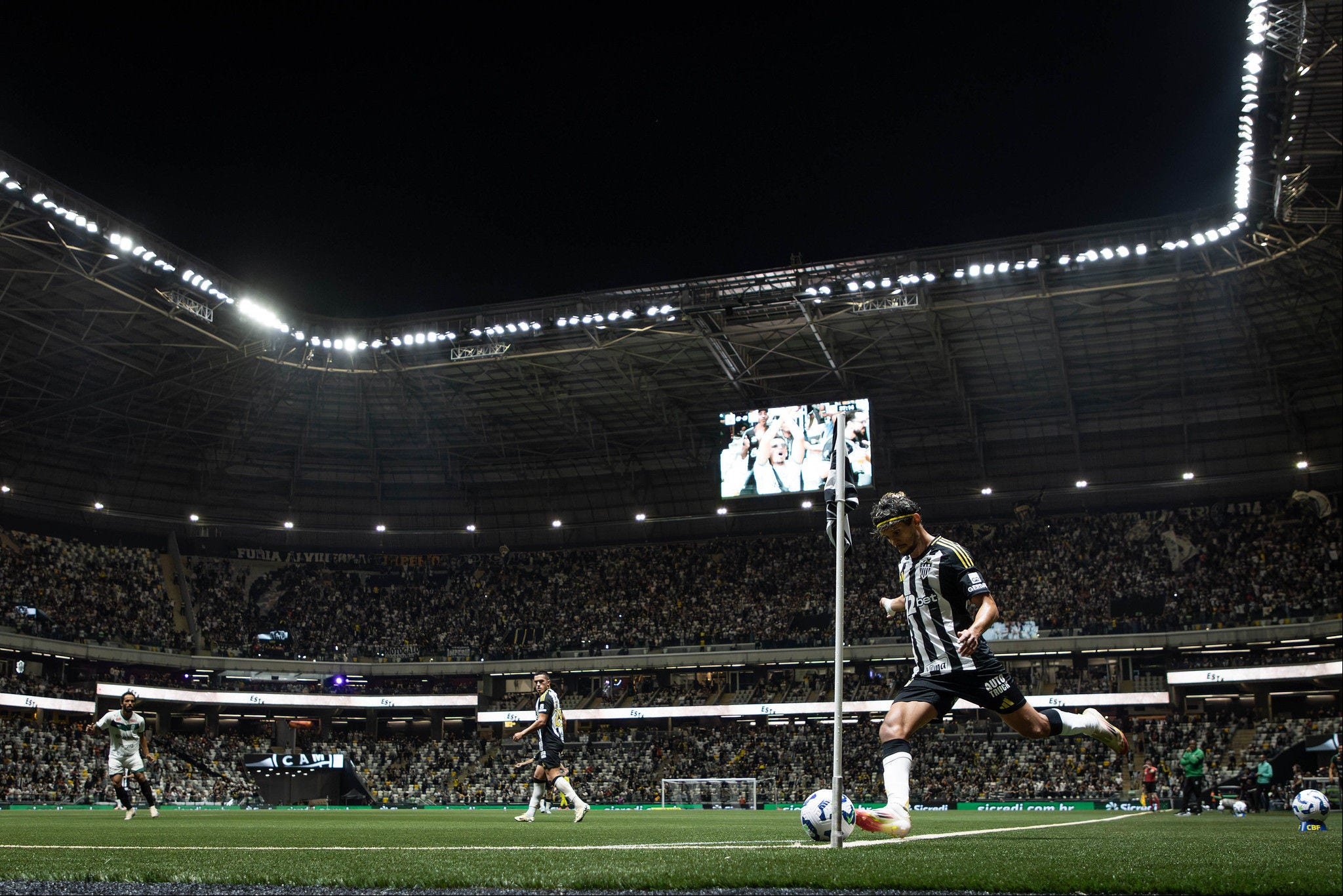 Scarpa bate escanteio durante partida do Atlético contra o Maringá, na Arena MRV