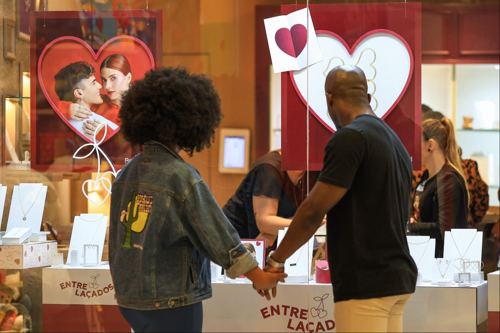 dia dos namorados comércio bh vitrine loja Casal observa produtos na vitrine de uma loja de shopping em Belo Horizonte