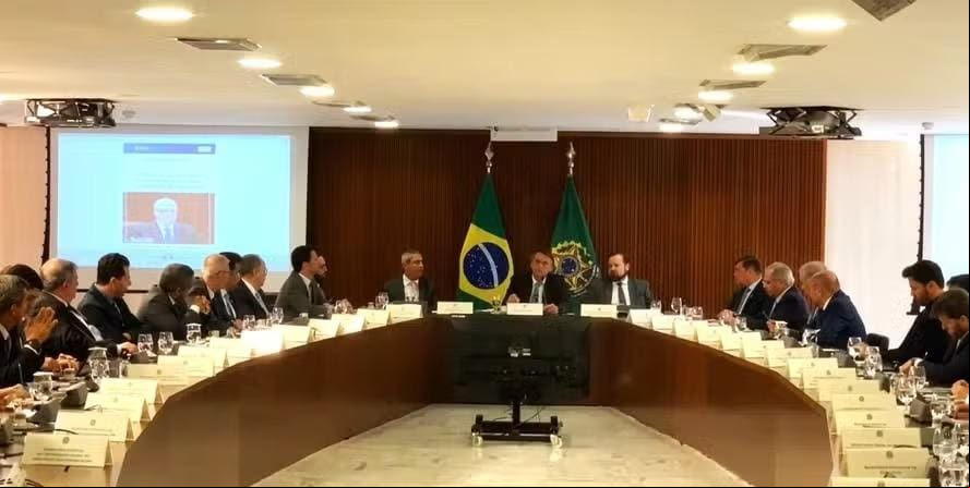 Bolsonaro reunido com ministros: para a PF, as imagens, que têm mais de uma hora de duração, revelam “o arranjo de dinâmica golpista, no âmbito da alta cúpula do governo” Bolsonaro reunido com ministros: para a PF, as imagens, que têm mais de uma hora de duração, revelam “o arranjo de dinâmica golpista, no âmbito da alta cúpula do governo”